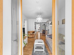 Blick ins Wohnzimmer vom Balkon